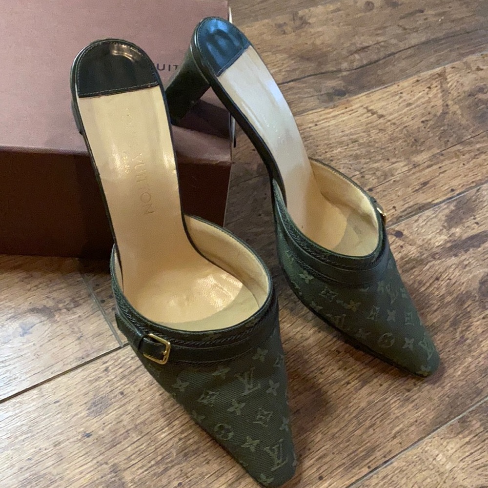 LOUIS VUITTON Green Mules size 41